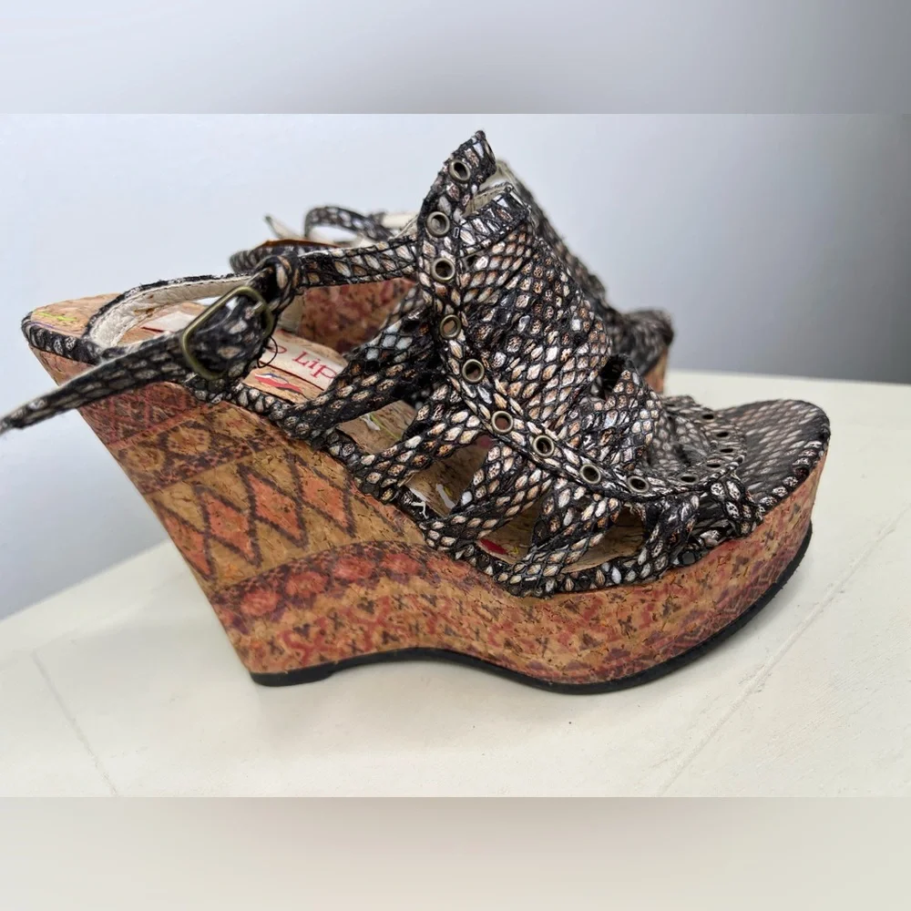 Two Lips Wedges